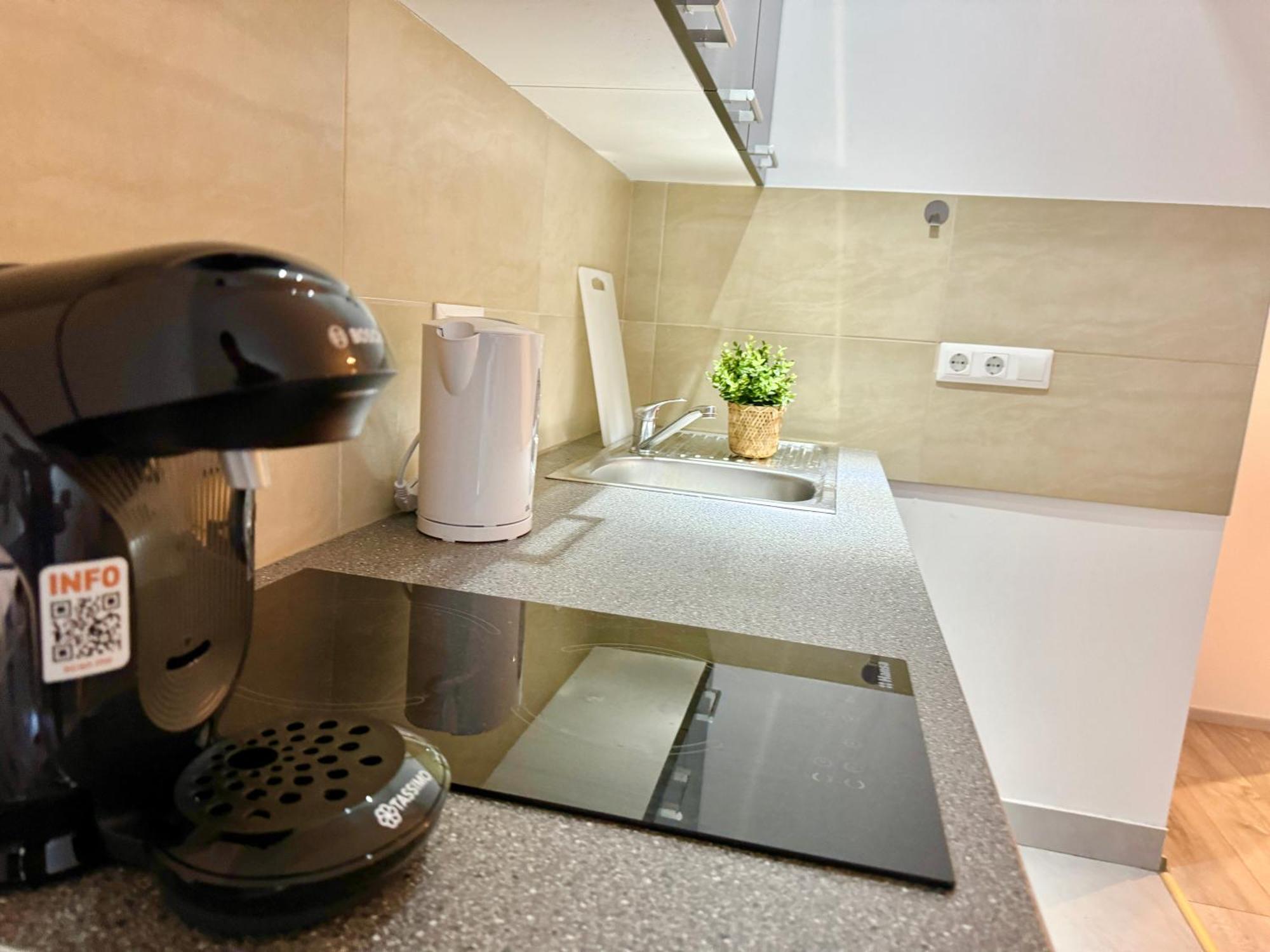Stylish Schonbrunn Apartments With Free Parking 비엔나 외부 사진